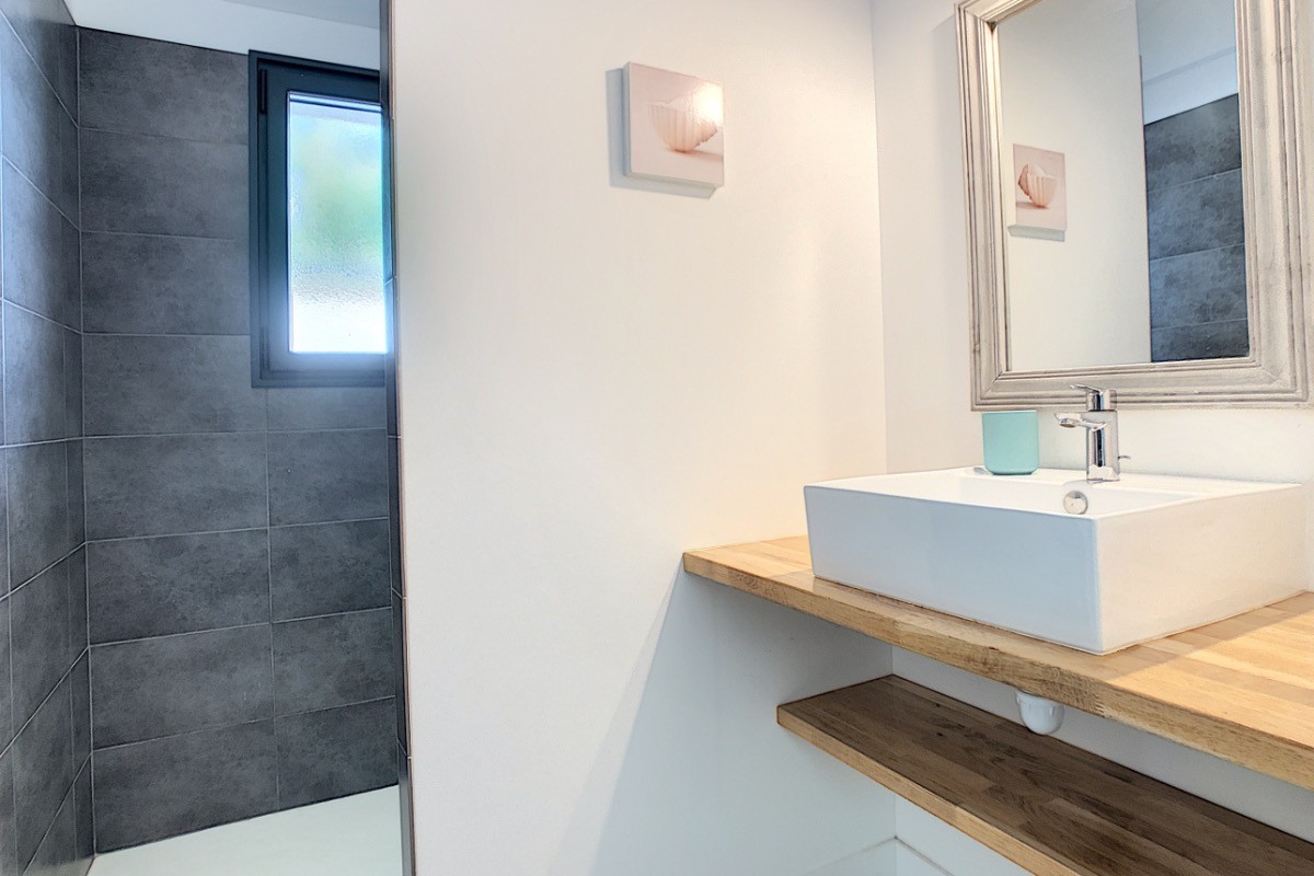 salle d'eau avec douche à l'italienne