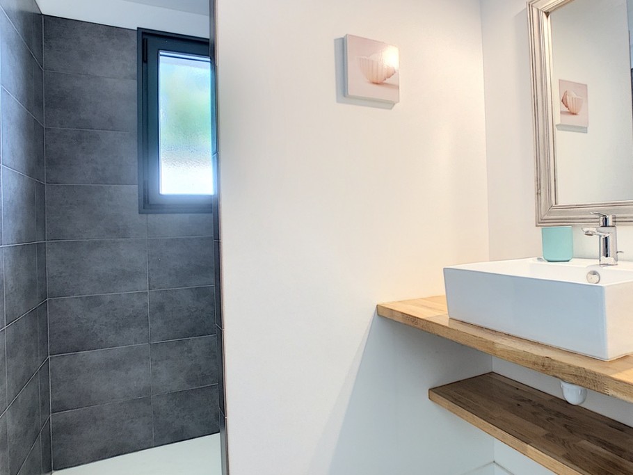 salle d'eau avec douche à l'italienne