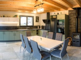 Vue d'ensemble le séjour ouvert sur la cuisine équipée (RDC) - Le Domaine des Mésanges