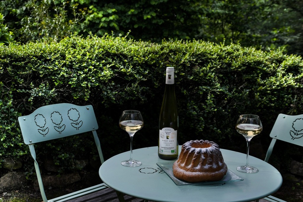 Moment de détente autour d'un kouglof fait maison et d'un verre de vin d'Alsace