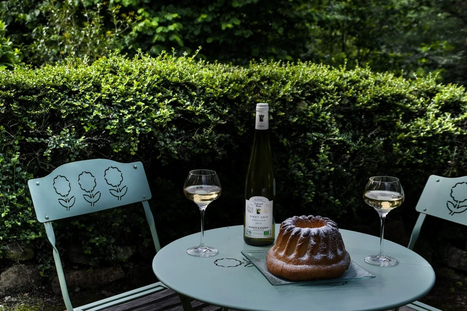 Moment de détente autour d'un kouglof fait maison et d'un verre de vin d'Alsace