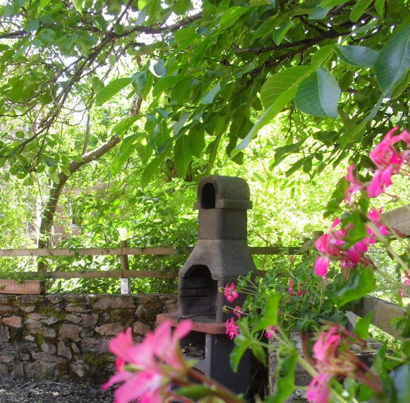 un barbecue fixe à l'ombre d'un grand noyer !