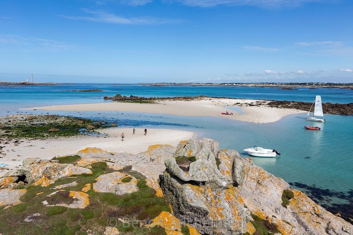 plage et vue sur le phare de l'Ile Vierge