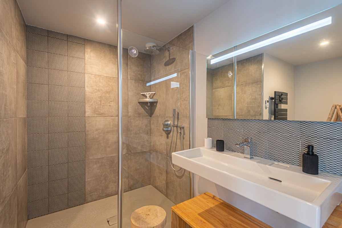 Salle d'eau communicante avec chambre RDC