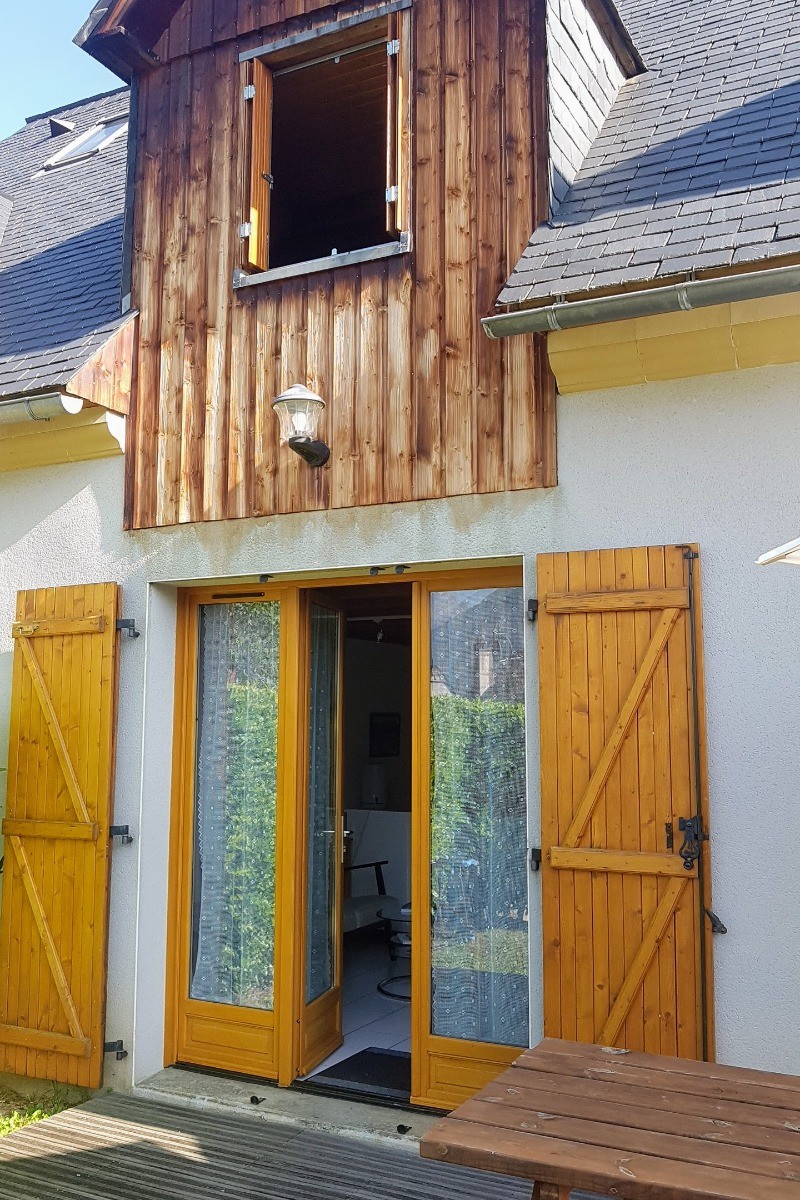 la porte d'entrée sur terrasse et fenêtre de la chambre