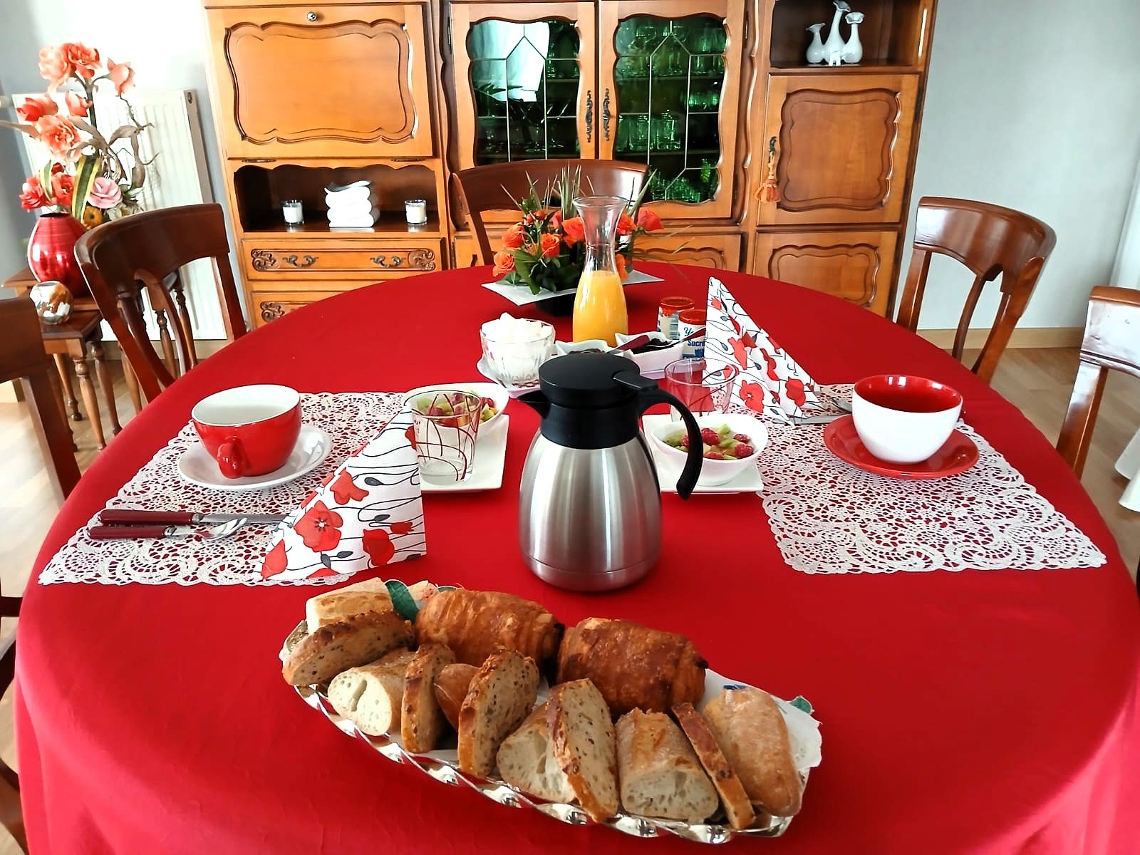 Gourmet breakfast with a range of breads and pastries, fresh local produce, seasonal fruit and homemade jams. And if you're staying a few nights, Marie-Paule will be delighted to give you a taste of her Breton specialities.