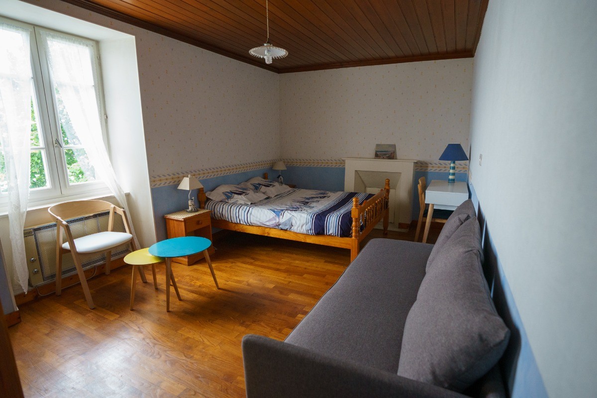 Chambre 3 pour 2 ou 3 personnes vue mer - 1 lit 140x190 cm + 1 méridienne pouvant accueillir 1 couchage. Coin détente. Avec salle d'eau et WC privatifs.