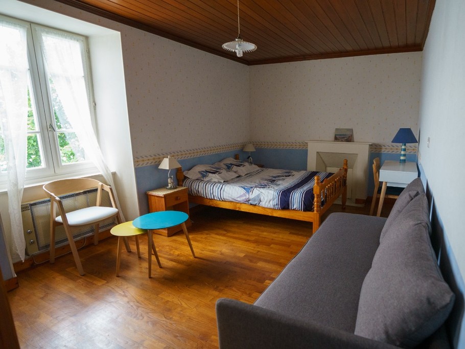 Chambre 3 pour 2 ou 3 personnes vue mer - 1 lit 140x190 cm + 1 méridienne pouvant accueillir 1 couchage. Coin détente. Avec salle d'eau et WC privatifs.