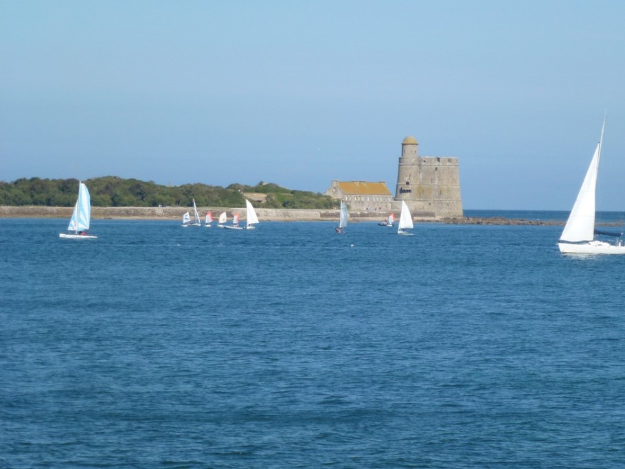 Voile à St Vaast (Tatihou au loin)