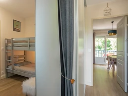 Le coin nuit avec la chambre parents et enfants est séparée du salon par une porte.
Grande penderie et placard dans l'accueil de l'appartement.