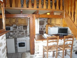 l'intérieur avec cuisine aménagé et espace repas