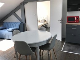 Appartement VANILLE : Pièce de vie avec canapé BZ à déplier, au 2e étage, centre de Royan en Charente maritime