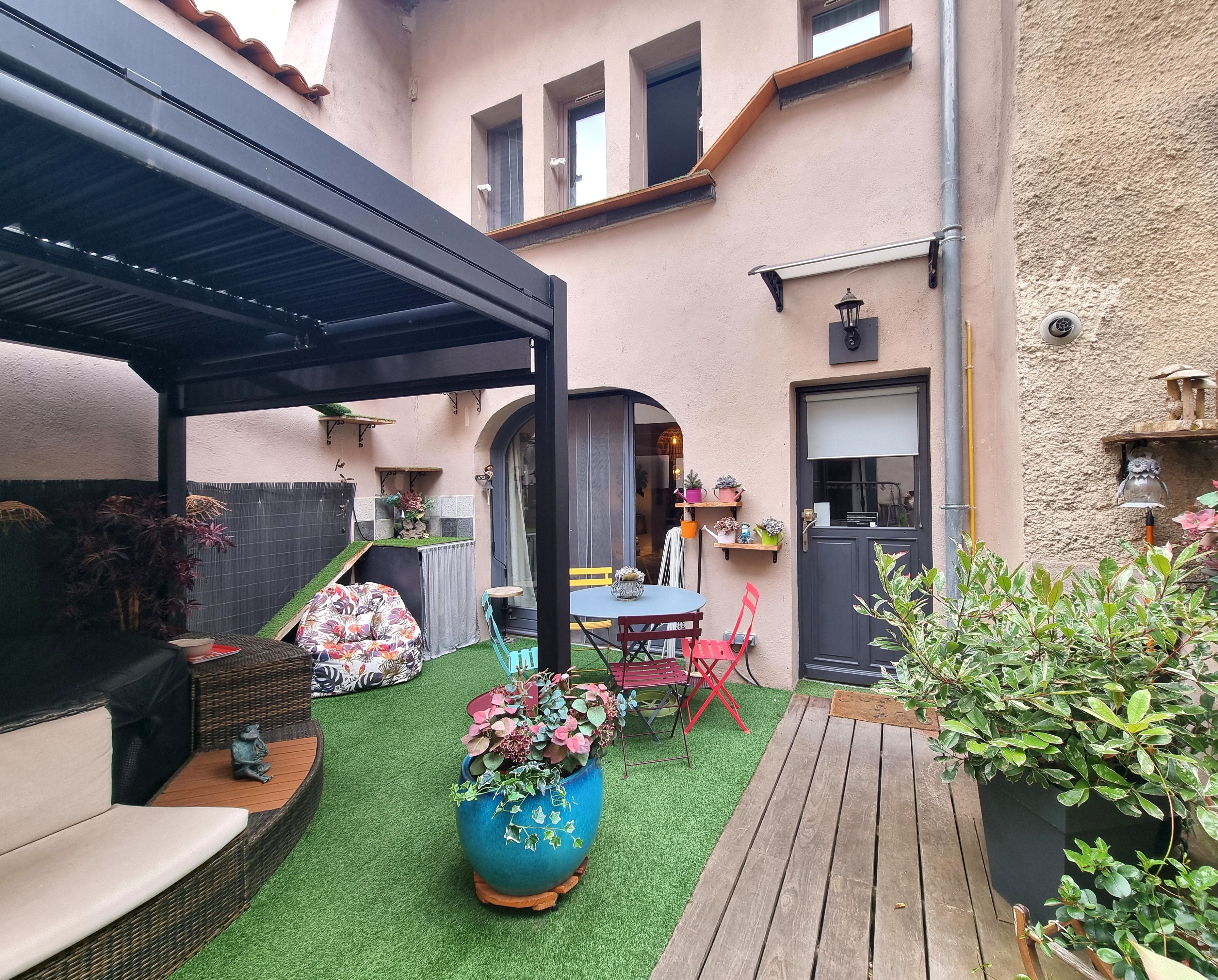 Logis Mont Anis - Espace extérieur aménagé (48 m2) - patio à partager avec l'hébergeur et les locataires.