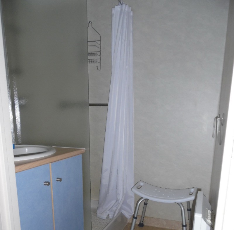 salle d'eau et sèche cheveux