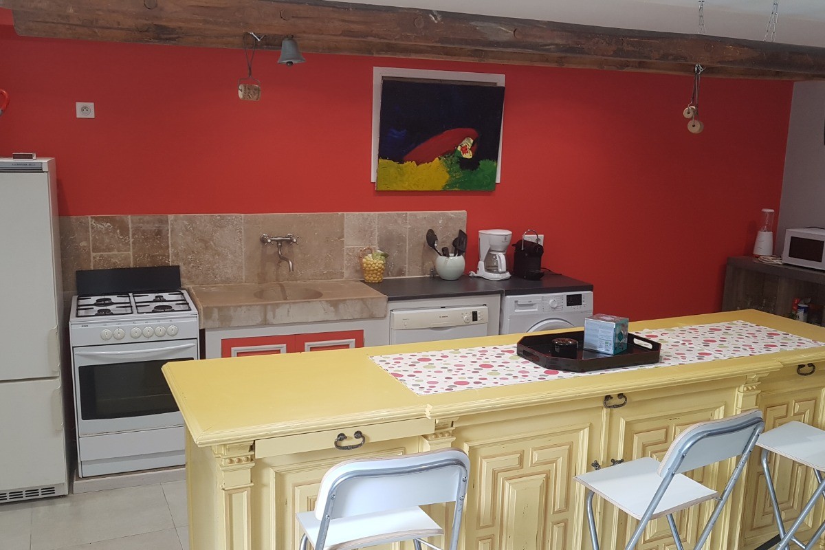 La cuisine équipée séparée par un ilot