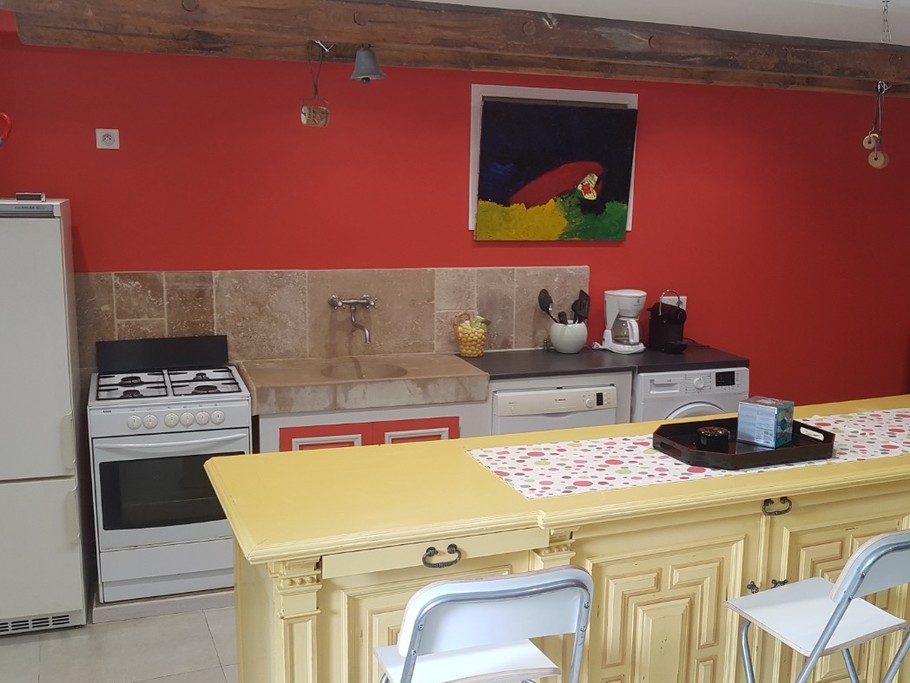 La cuisine équipée séparée par un ilot