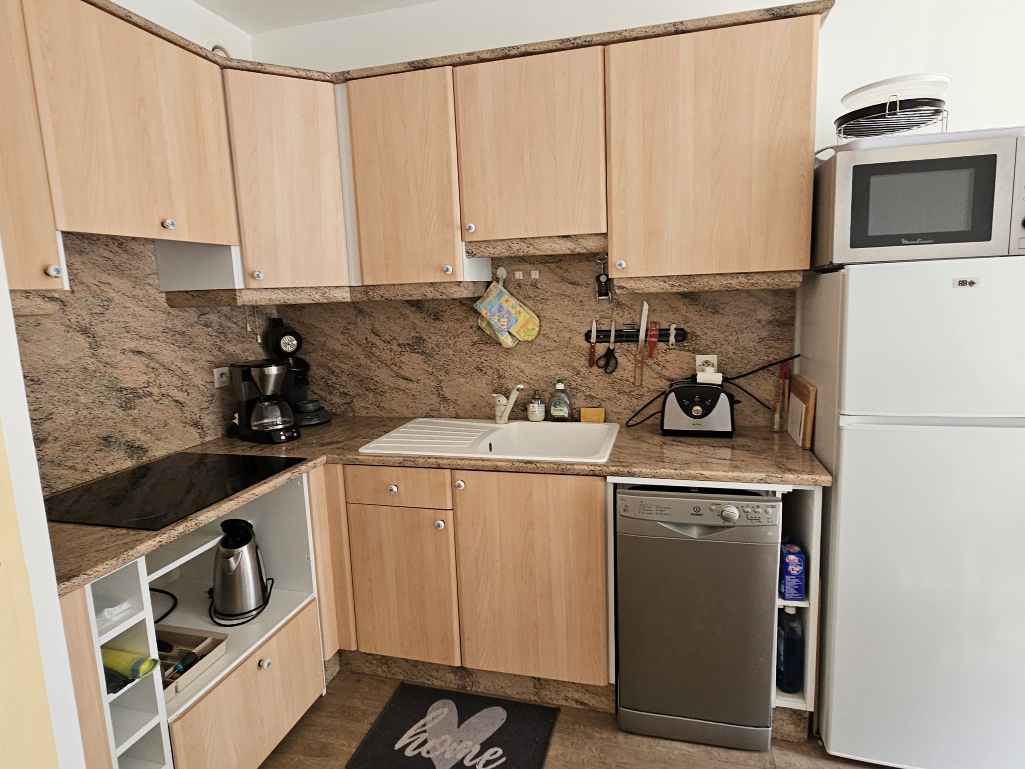 Studio avec cuisine aménagée (lave-vaisselle, four combiné micro-onde et autres équipements)  à 150 mètres de la grande plage de St Georges de Didonne, dans une résidence avec un terrain de tennis et 2 boulodromes, en Charente maritime