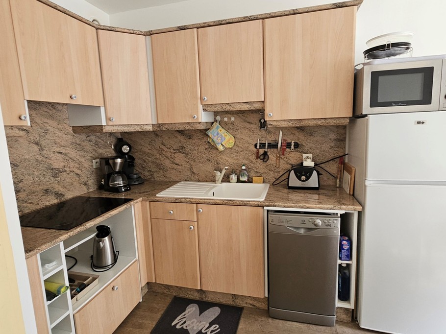 Studio avec cuisine aménagée (lave-vaisselle, four combiné micro-onde et autres équipements) à 150 mètres de la grande plage de St Georges de Didonne, dans une résidence avec un terrain de tennis et 2 boulodromes, en Charente maritime