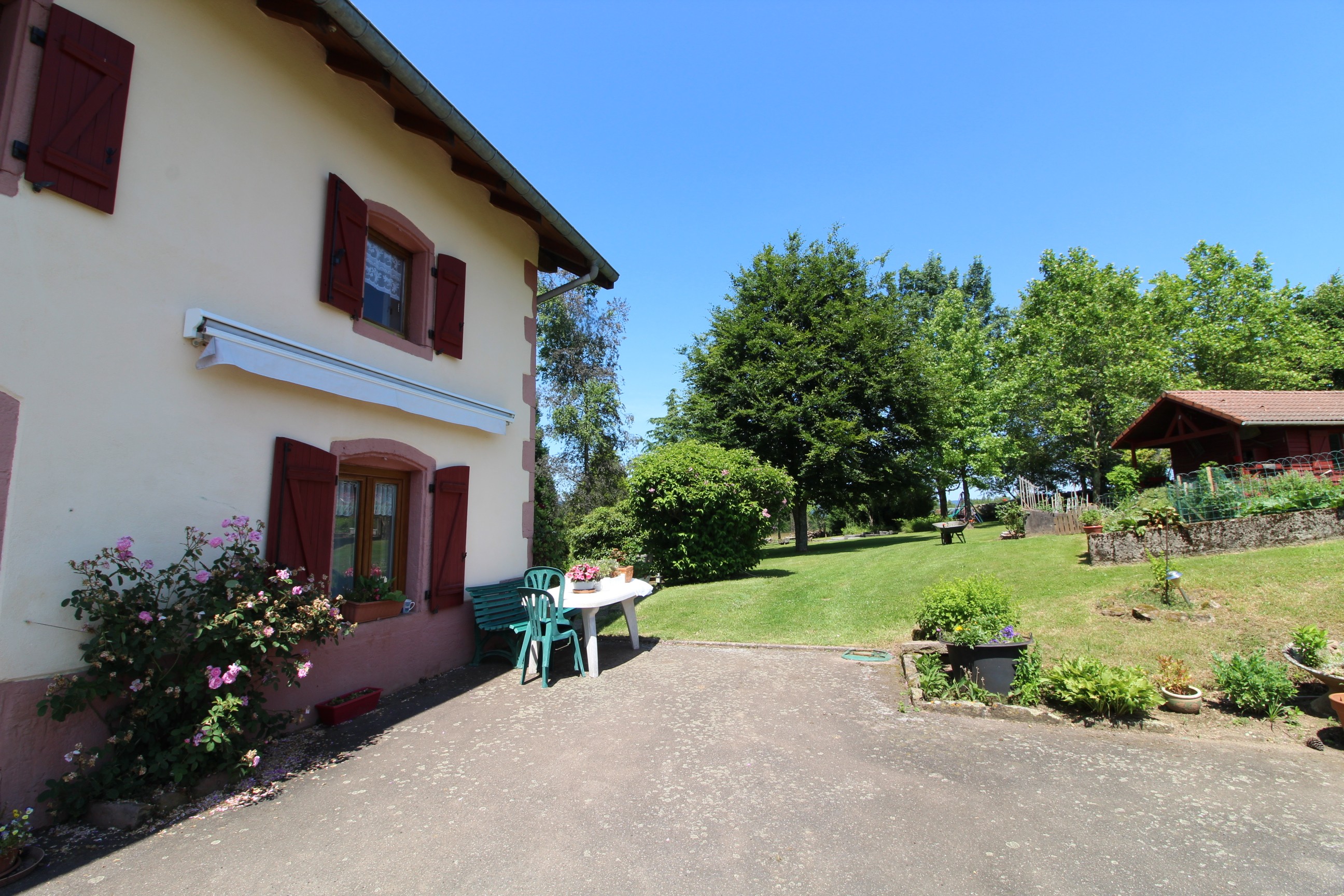 Appartement dans une ancienne ferme rénovée, mitoyen avec les propriétaires - Gîte du Han à Saint-Remy, Vosges – Appartement nature, jardin, terrain pétanque