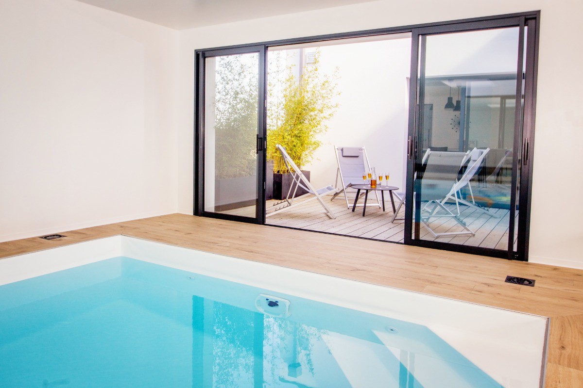 Espace de détente entre la piscine et la cuisine