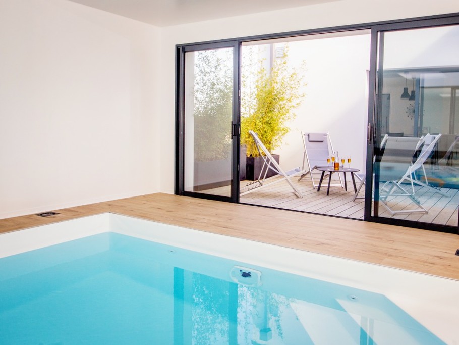 Espace de détente entre la piscine et la cuisine