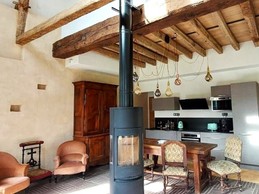 Pièce de vie en rez-de-jardin équipée d'un poêle à bois, avec espace salon, espace séjour et espace cuisine parfaitement équipée. Vaisselle haut de gamme fabriquée en France et électroménager de très bonne qualité.