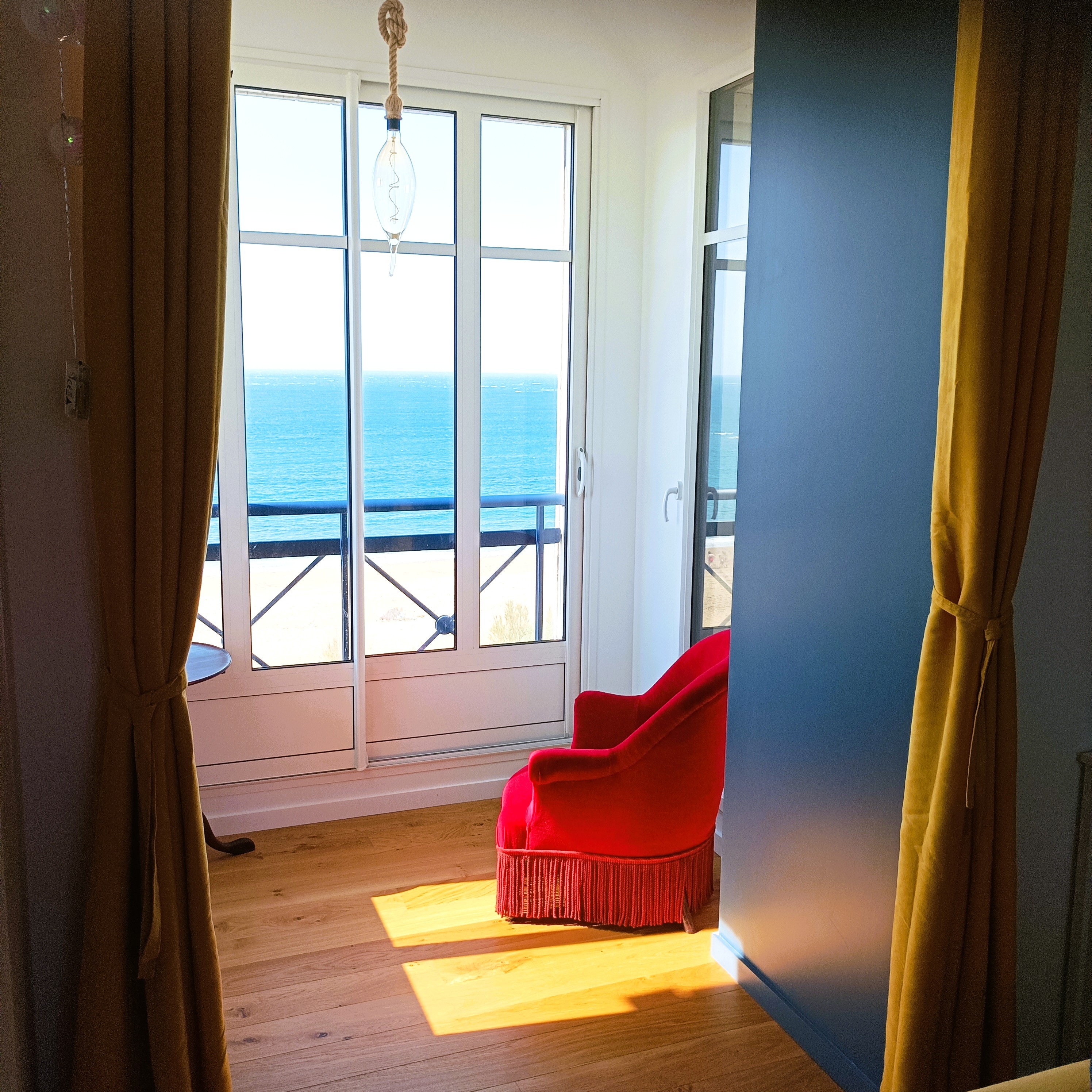 Chambre 3 vue panoramique sur la mer avec coin détente, lit 160 cm, dressing et salle de bain attenante (baignoire balnéo)