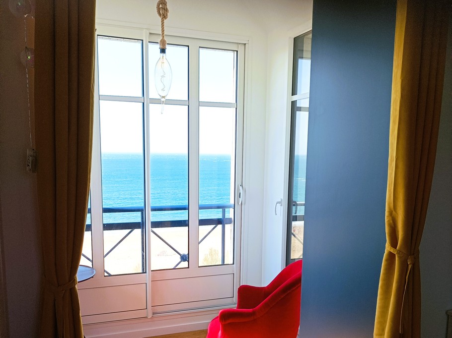 Chambre 3 vue panoramique sur la mer avec coin détente, lit 160 cm, dressing et salle de bain attenante (baignoire balnéo)