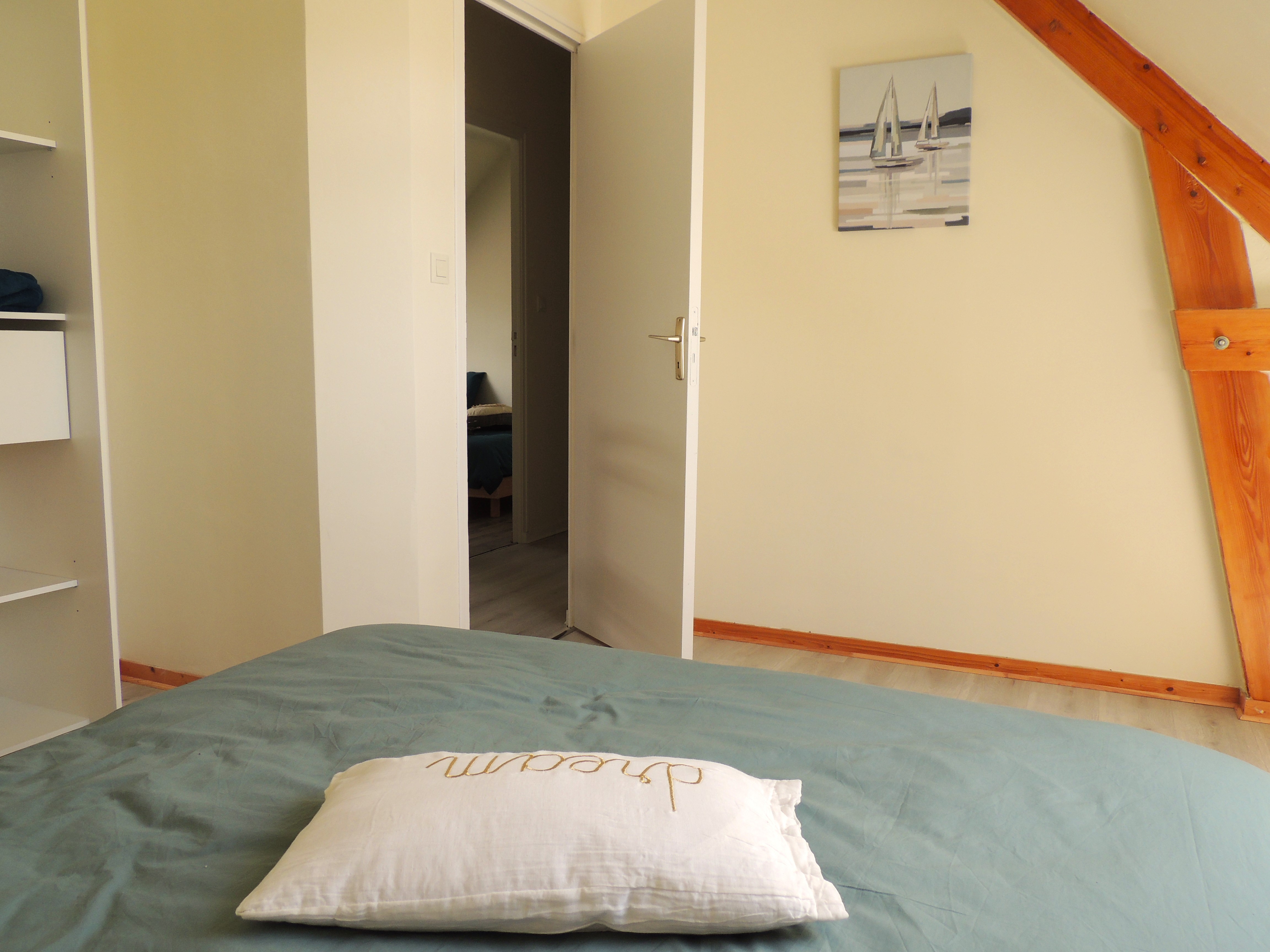 Chambre 2 - 1er étage  : lit 160 ; Placard, penderie