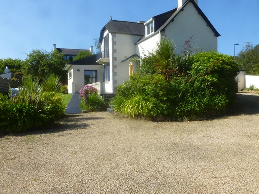 la maison vue de l'entrée de la propriété