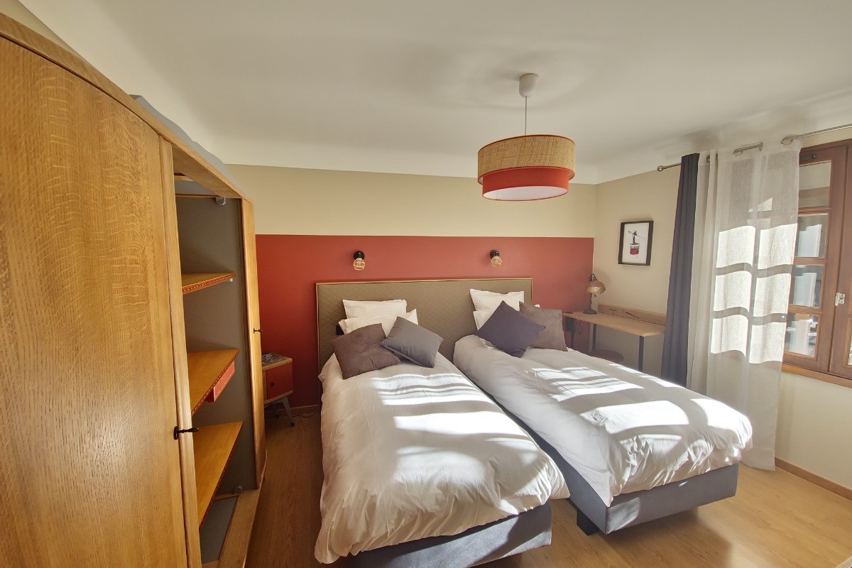 Chambre modulable en deux lits 90*200 avec location de linge de lit ou en un lit 180*200