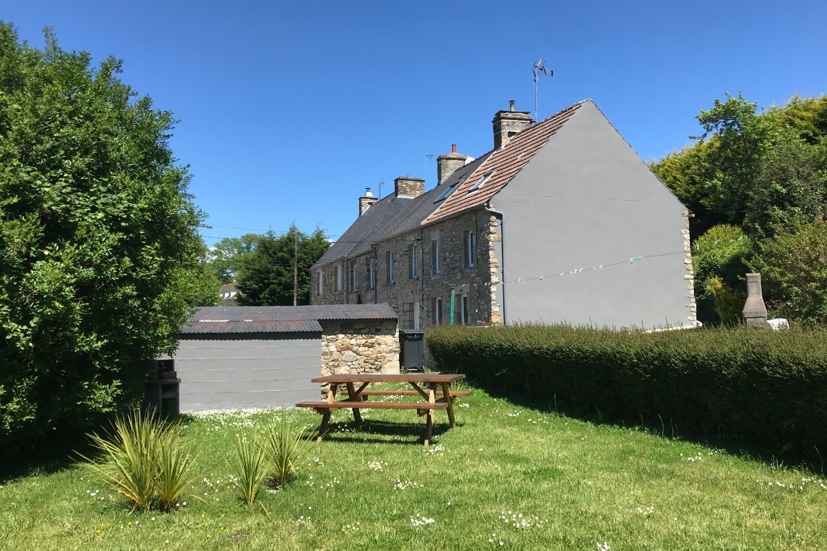 jardin avec table de jardin d'avril à septembre
parasol à disposition