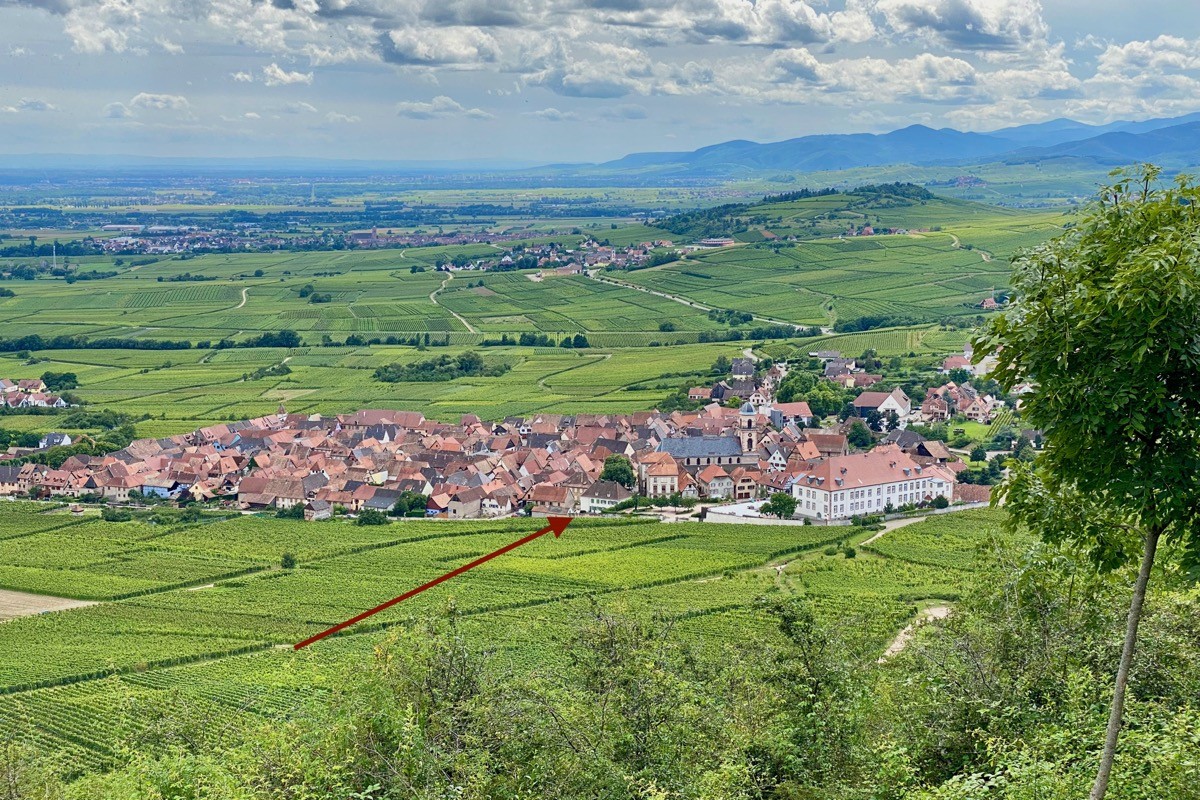 Vue générale de StHippolyte - La flèche indique l'emplacement de la maison