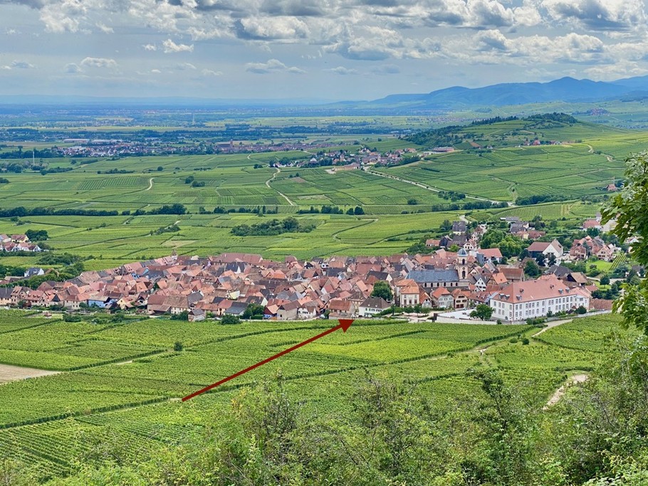 Vue générale de StHippolyte - La flèche indique l'emplacement de la maison