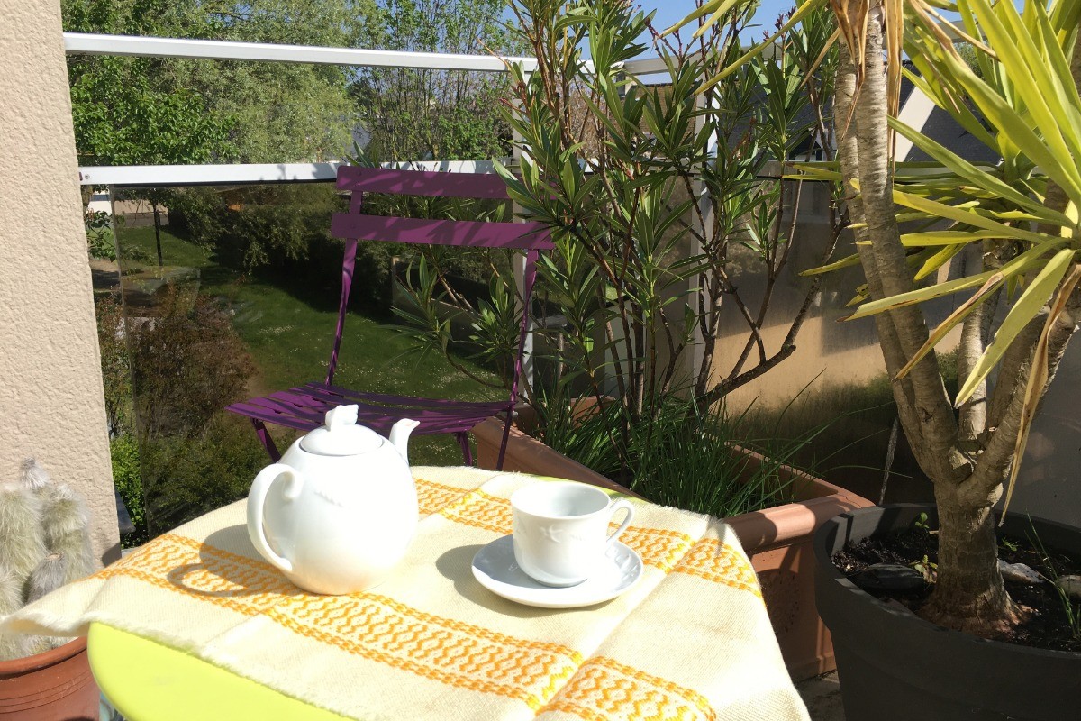 Un balcon plein sud pour un thé en extérieur