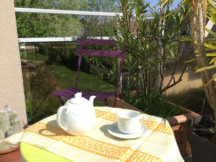 Un balcon plein sud pour un thé en extérieur