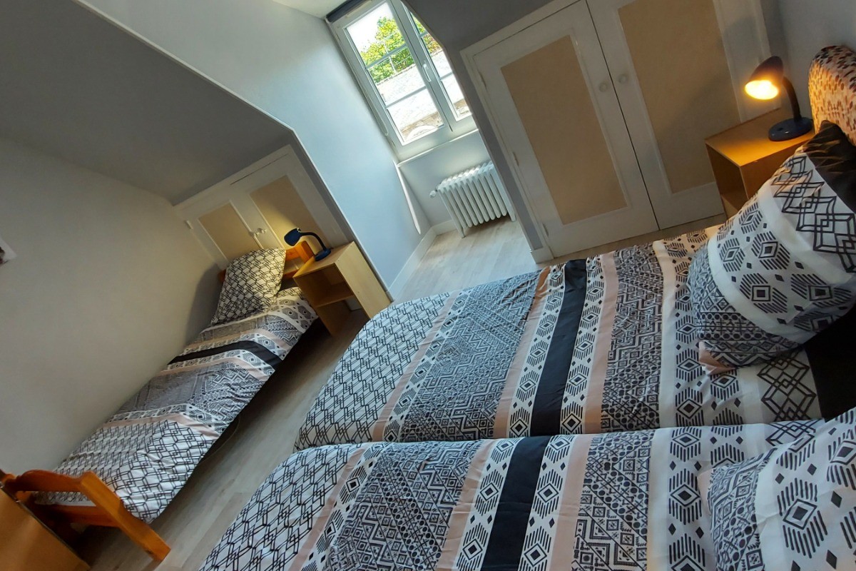 Chambre 3 pour 3 personnes : 3 lits 90 x 190 cm