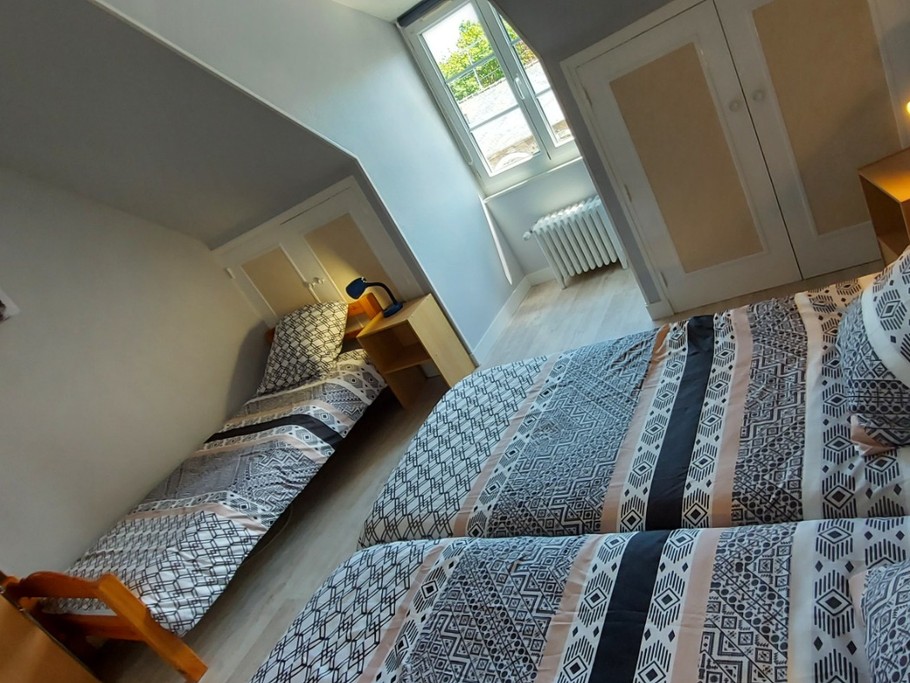 Chambre 3 pour 3 personnes : 3 lits 90 x 190 cm