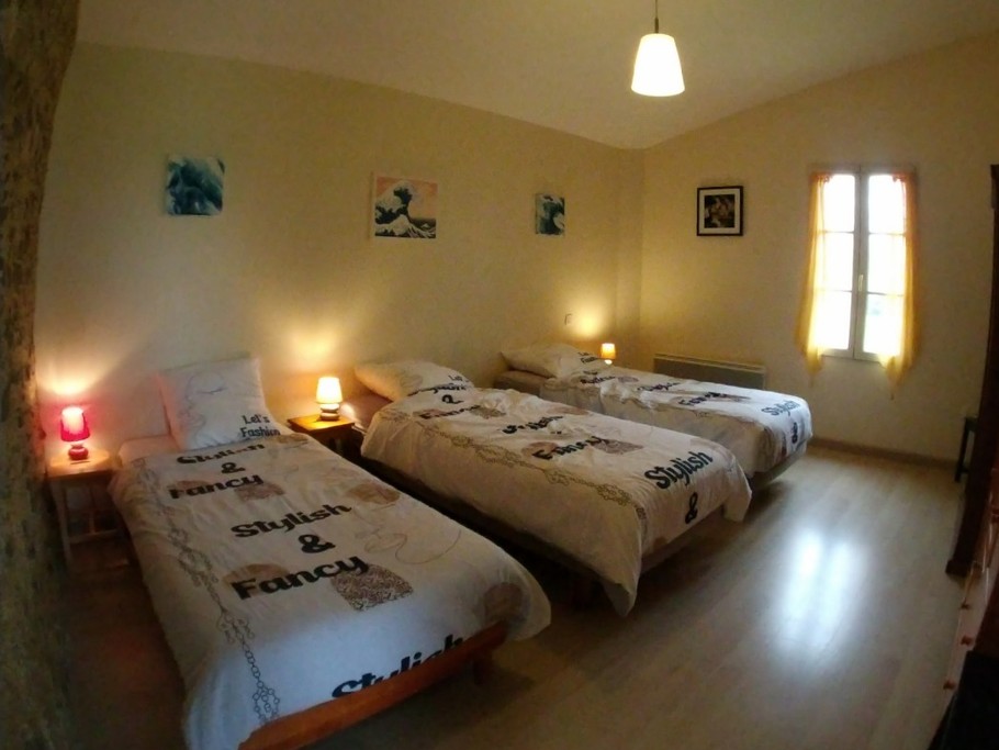 Chambre 2 - configuration avec 3 lits simples 80cm