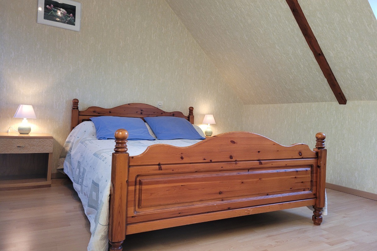 Guezou, Location à Plouha, Clévacances, chambre de l'étage (gauche) avec lit double et coin canapé