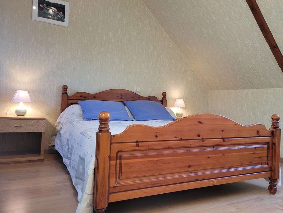 Guezou, Location à Plouha, Clévacances, chambre de l'étage (gauche) avec lit double et coin canapé