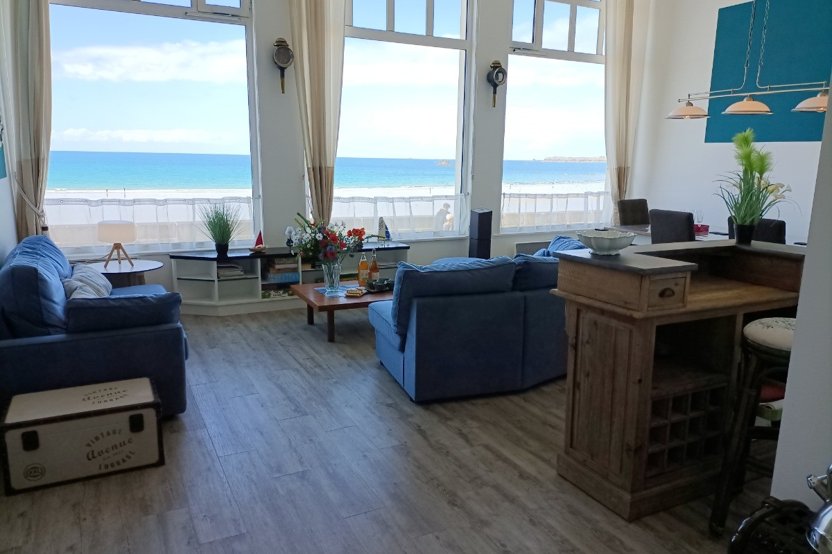 Pièce à vivre lumineuse pleine vue mer