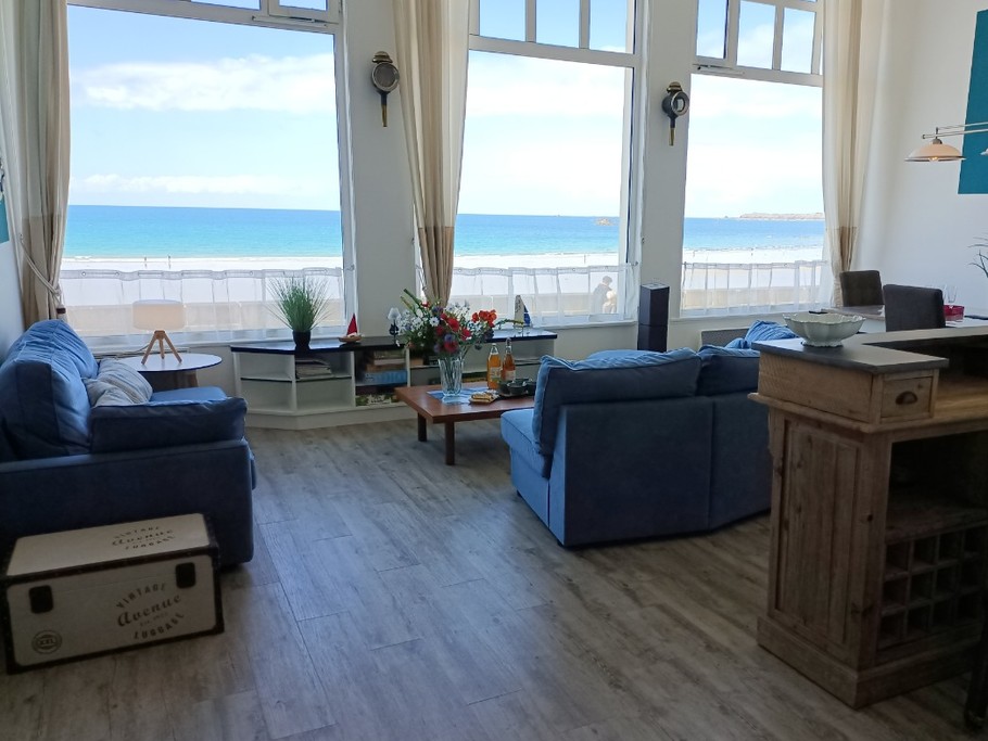 Pièce à vivre lumineuse pleine vue mer