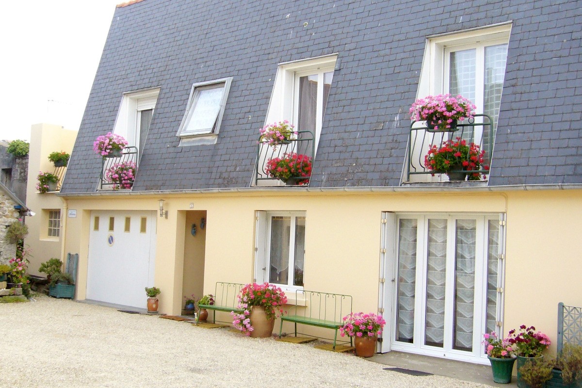 façade entière de la maison sur la cour