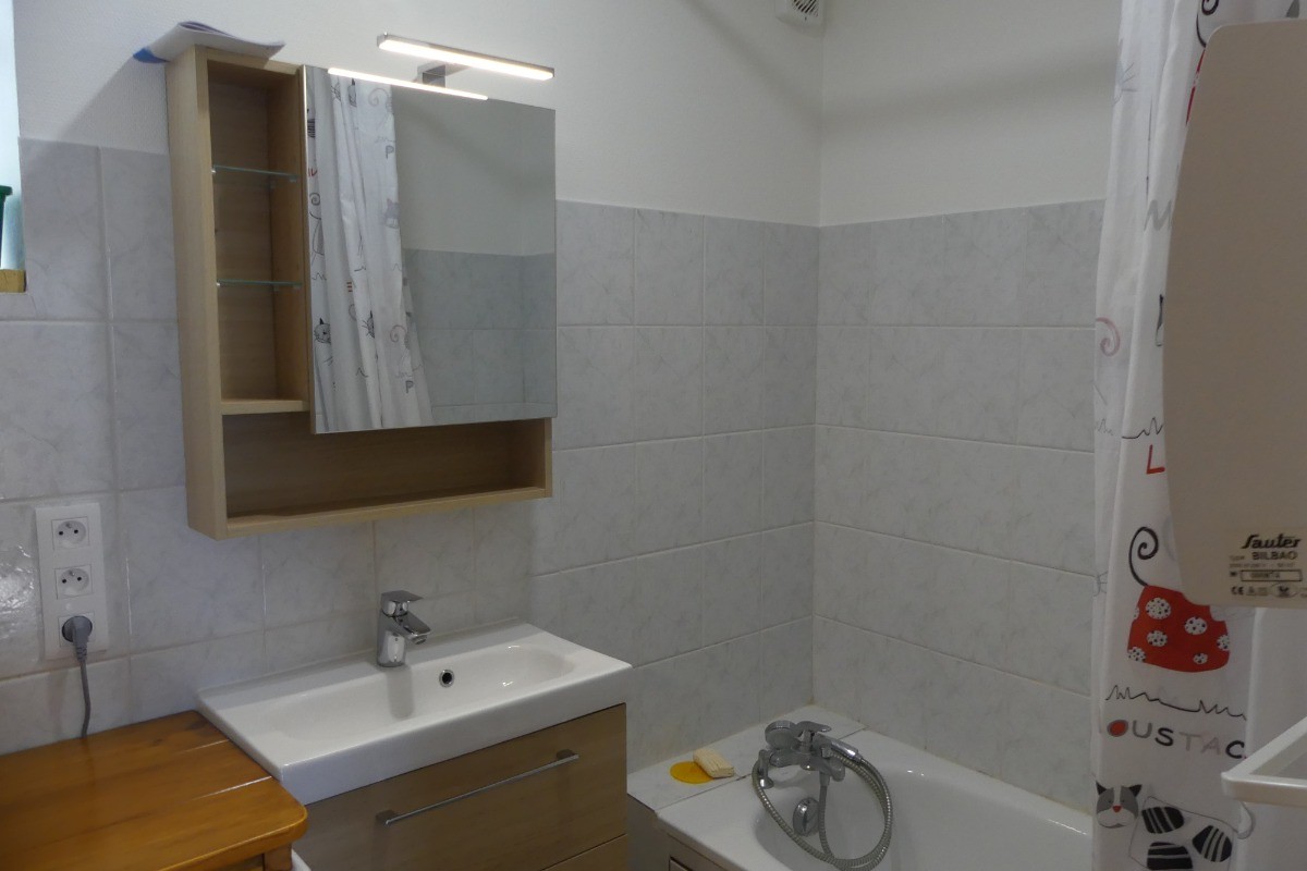 salle de bain du bas avec machine à laver le linge