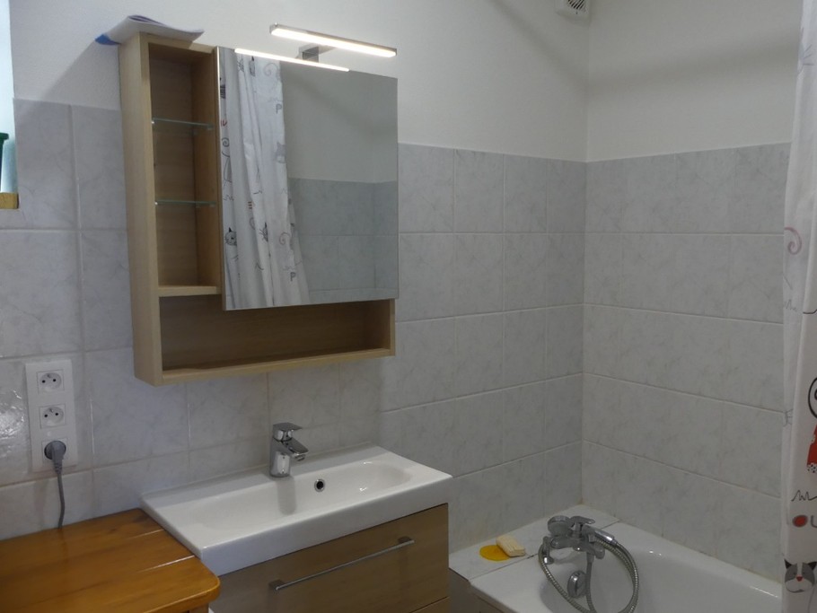 salle de bain du bas avec machine à laver le linge