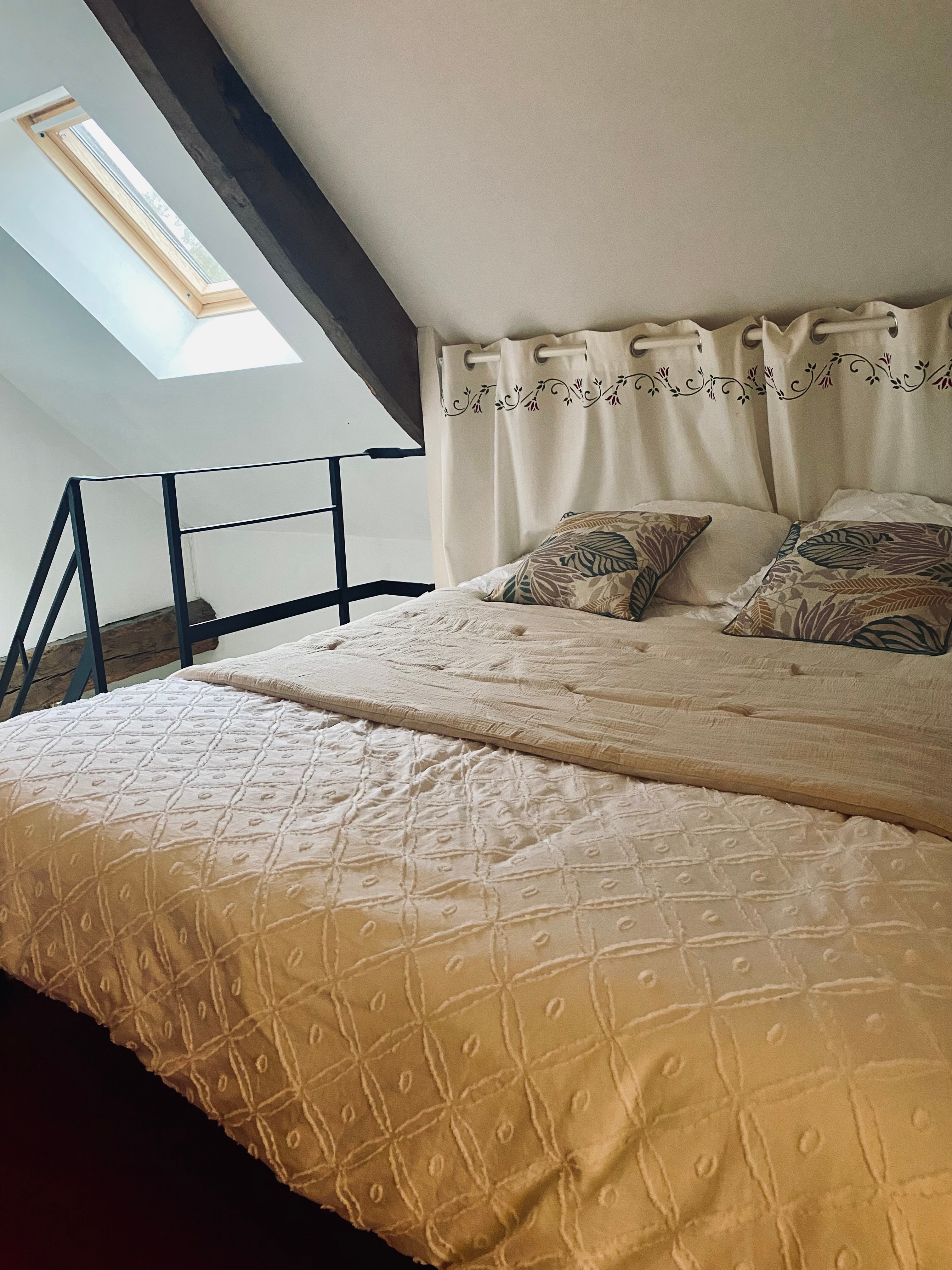 Canapé-lit en mezzanine desservant les 2 chambres indépendantes. Matelas de 160x200 cm