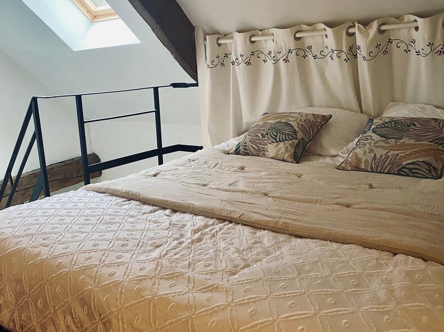 Canapé-lit en mezzanine desservant les 2 chambres indépendantes. Matelas de 160x200 cm