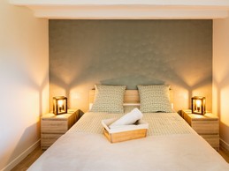 Chambre Côté Cour pour 2 personnes avec penderie et bureau avec chaise (lit 140 cm).