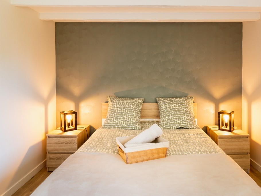 Chambre Côté Cour pour 2 personnes avec penderie et bureau avec chaise (lit 140 cm).